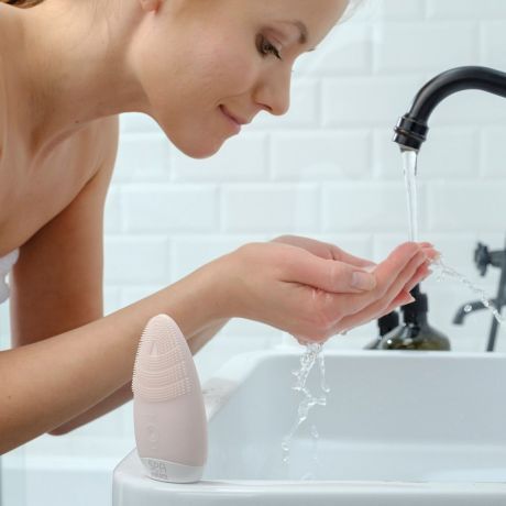 Силіконова щіточка для вмивання Blossom Mini